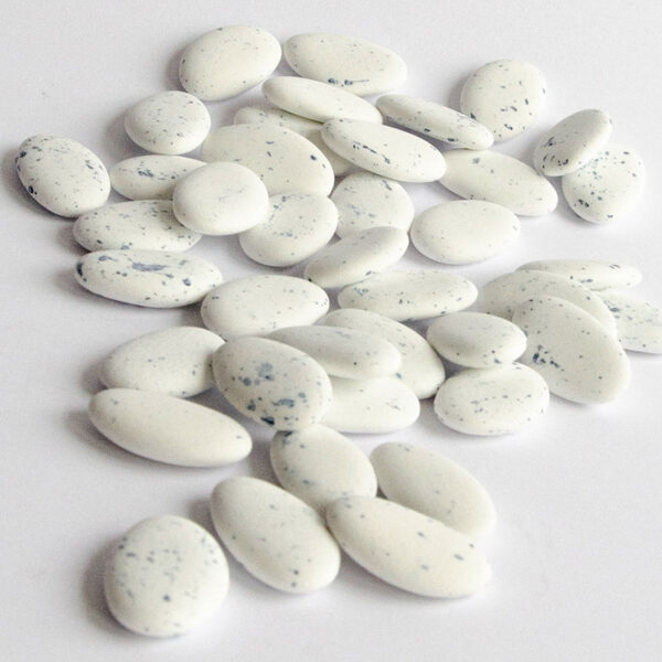 witte suikerbonen met blauwe marmer